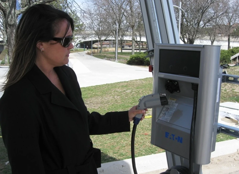 Khách hàng chuẩn bị sạc pin cho xe điện. Ảnh: Motorbiscuit. Khách hàng chuẩn bị sạc pin cho xe điện. Ảnh: Motorbiscuit.