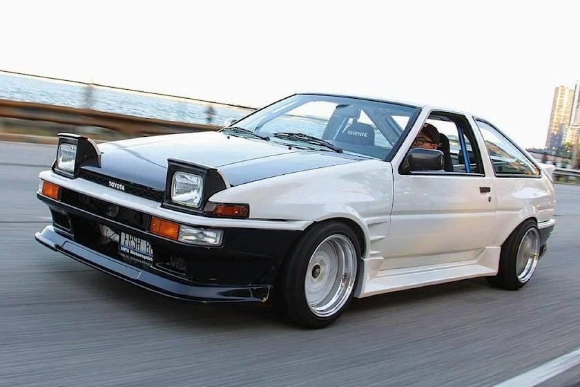 Toyota AE86 Corolla là một trong những chiếc xe mà nhiều người khao khát có được. Ảnh: Carbuzz.