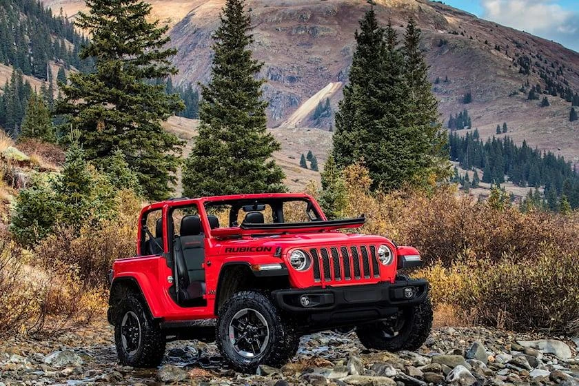 Xe Jeep Wrangler phù hợp leo đồi núi. Ảnh: Carbuzz.
