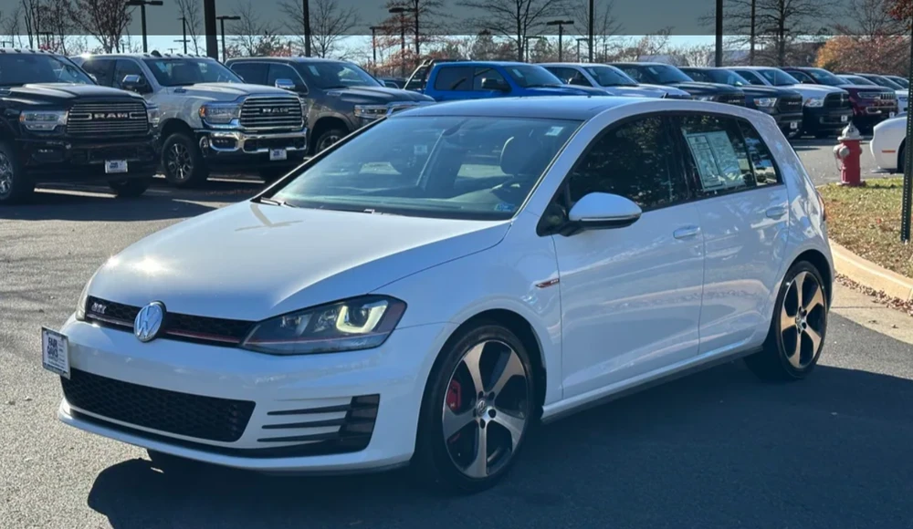 Volkswagen Golf 2016 được trang bị động cơ tăng áp tạo ra công suất ấn tượng 170 mã lực. Ảnh: Motorbiscuit.