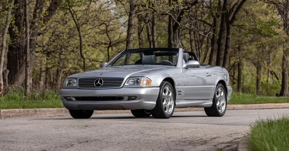 Chiếc xe này đã qua sử dụng có giá 12.500 USD. Ảnh: Hotcars.