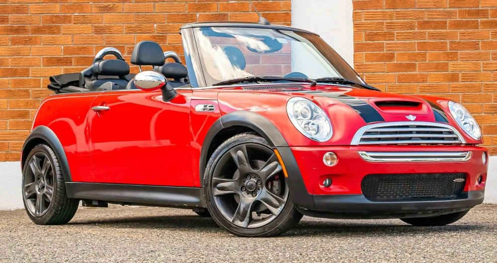 Mini cooper S JCW ra mắt năm 2001. Ảnh: Hotcars.