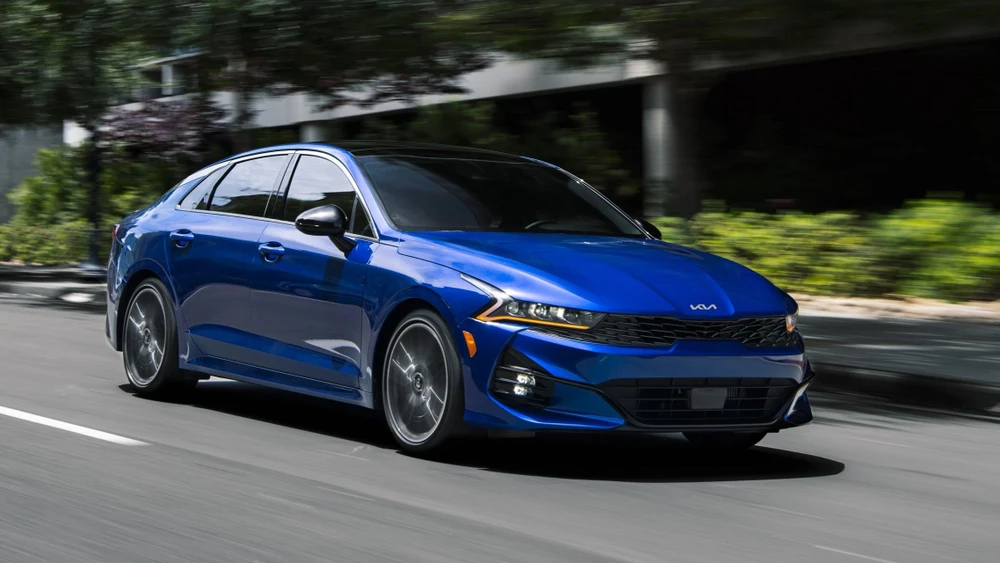 Kia K5 có tiện ích vững chắc, với nhiều không gian chở hàng. Ảnh: Hotcars.