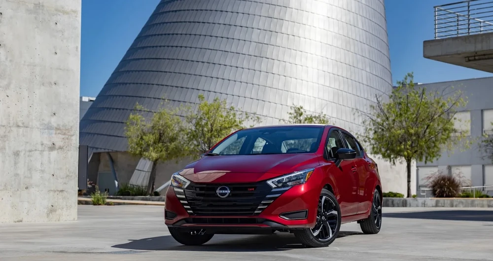 Versa là một chiếc sedan hoàn toàn mới với giá 15.580 USD. Ảnh: Hotcars.