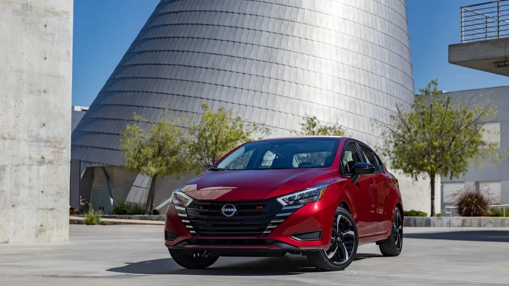 Nissan Versa bắt đầu với mức giá là 15.580 USD. Ảnh: Motorbiscuit.