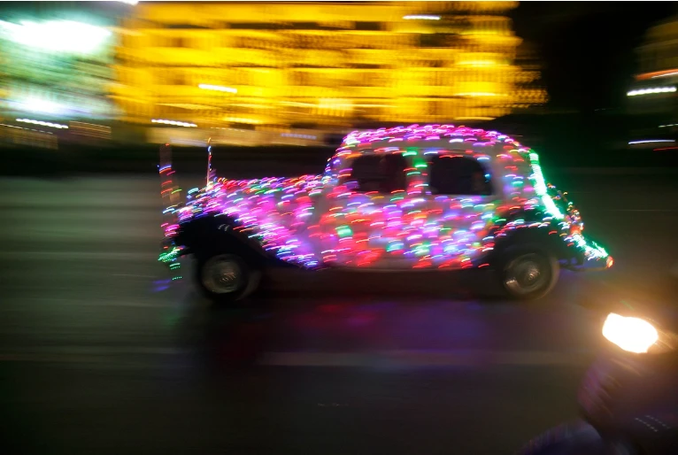 Một chiếc xe cổ điển cũ phủ đầy đèn giáng sinh. Ảnh: Motorbiscuit.