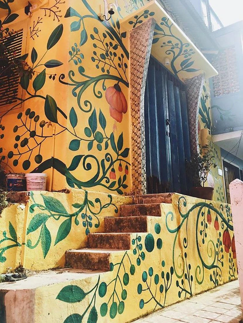 Con dốc nhà làng trở nên tuyệt đẹp hơn với những bức vẽ đầy sắc màu. Ảnh: Internet. Con dốc nhà làng trở nên tuyệt đẹp hơn với những bức vẽ đầy sắc màu. Ảnh: Internet.