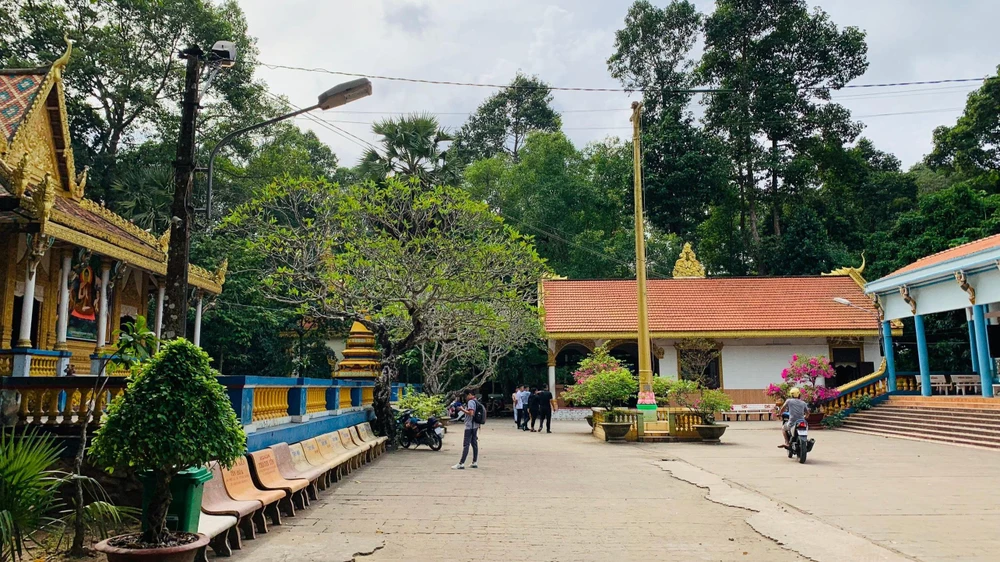 Chùa Dơi mang kiến trúc độc đáo của đồng bào Khmer. Ảnh: PHƯƠNG LÊ.