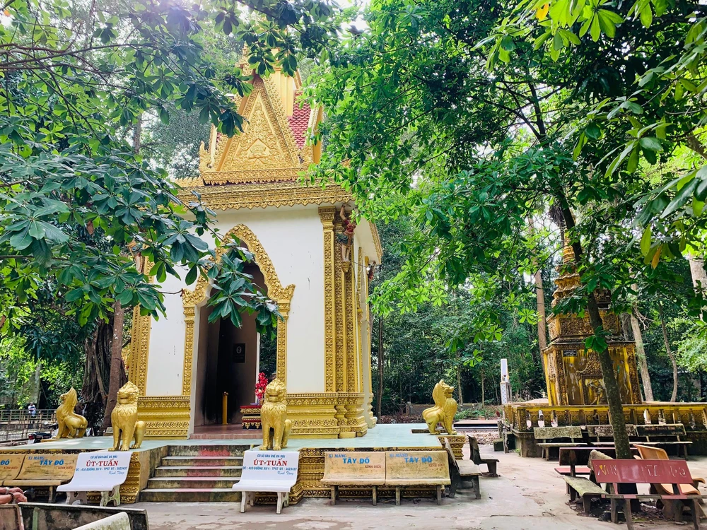 Tượng hình rồng ở các góc, cùng với màu vàng nổi bật đã làm ngôi chùa hấp dẫn hơn. Ảnh: PHƯƠNG LÊ.