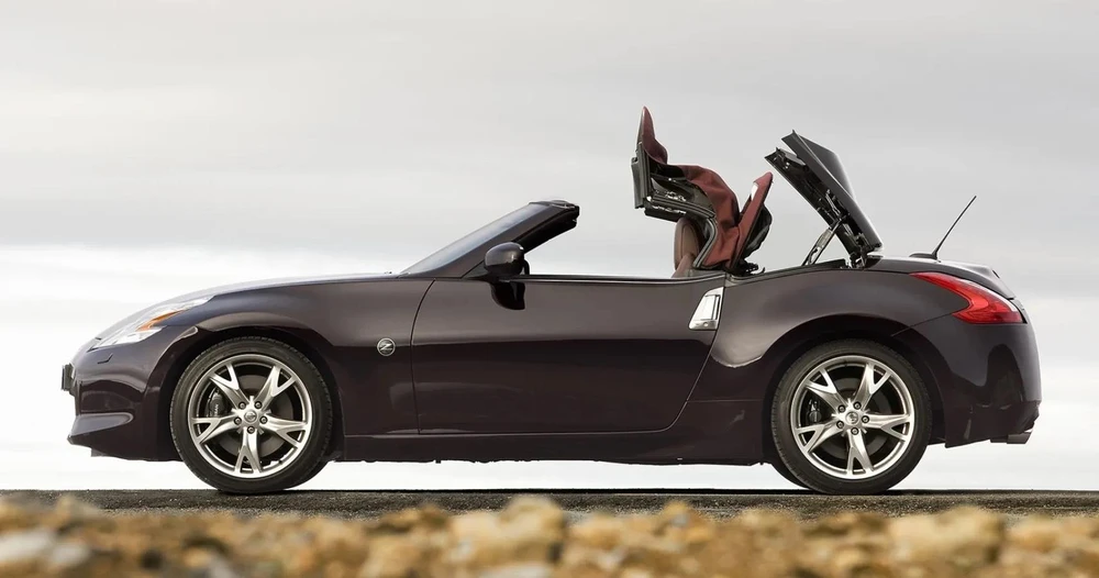 Nissan 370Z có thiết kế và tính năng đi trước thời đại. Ảnh: Hotcars.