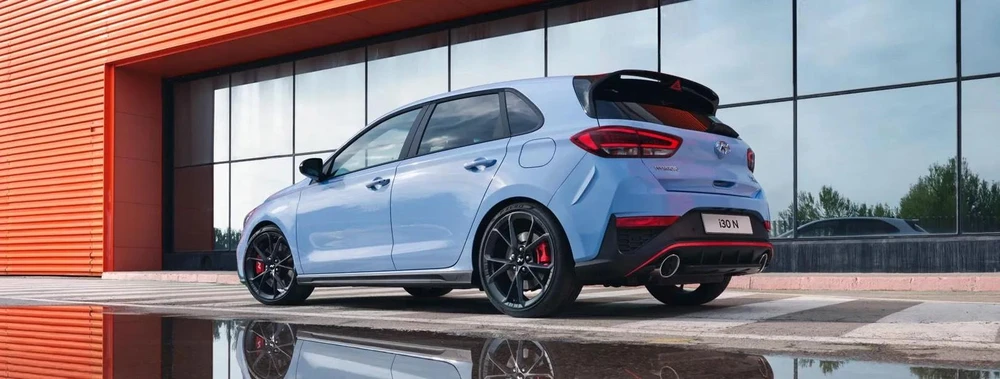 Huyndai i30N là đối thủ của Volkswagen Golf GTI. Ảnh: Hotcars.