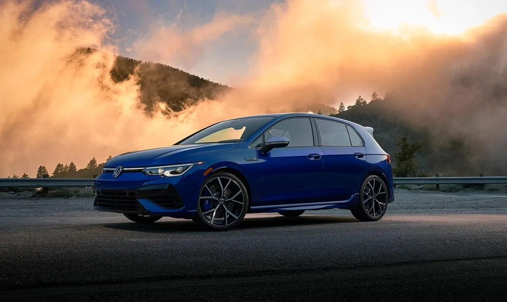 Volkswagen Golf R được trang bị động cơ tăng áp 2.0 lít. Ảnh: Hotcars.