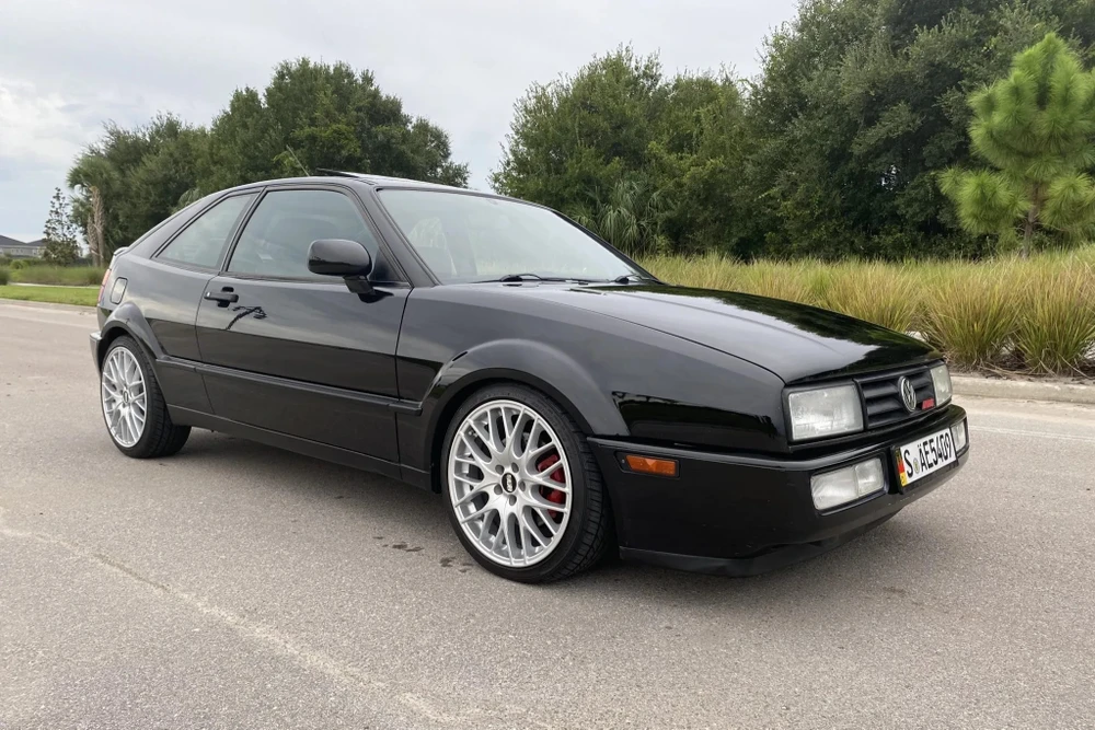 Volkswagen Corrado VR6 là một chiếc coupe thể thao có cả hai kiểu thân xe 2 cửa và mui trần. Ảnh: Hotcars.