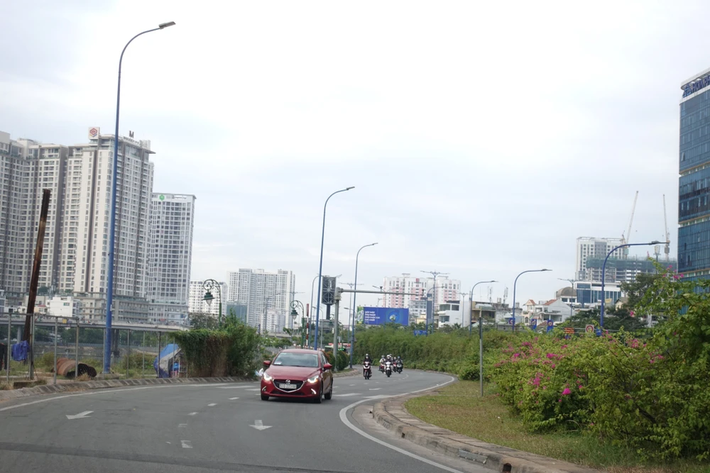 Một số tuyến đường trở nên thông thoáng hơn trong ngày đầu năm. Ảnh: PHƯƠNG LÊ.