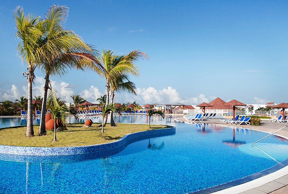 Memories Flamenco Beach Resort có nhiều hoạt động để du khách thỏa thích vui chơi và thư giãn. Ảnh: Thetravel.