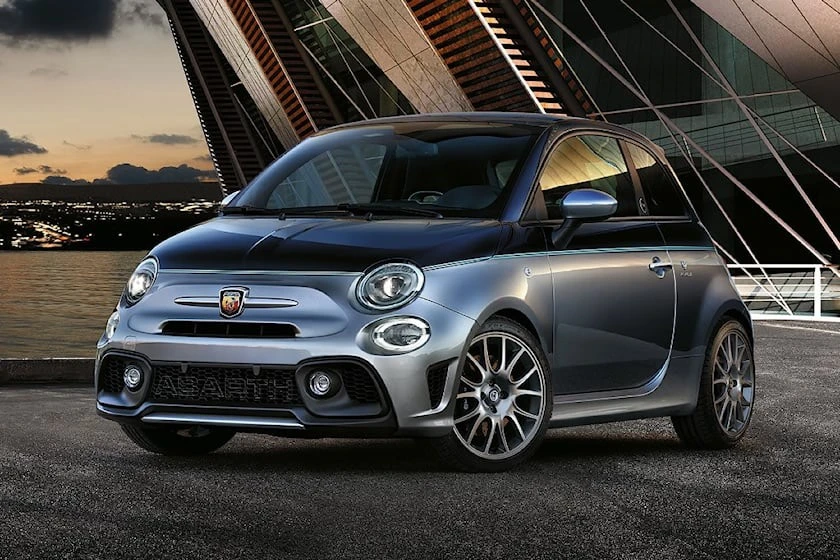 Abarth 695 Biposto xuất hiện vào năm 2015, được thiết kế chỉ có hai chỗ ngồi. Ảnh: Carbuzz.