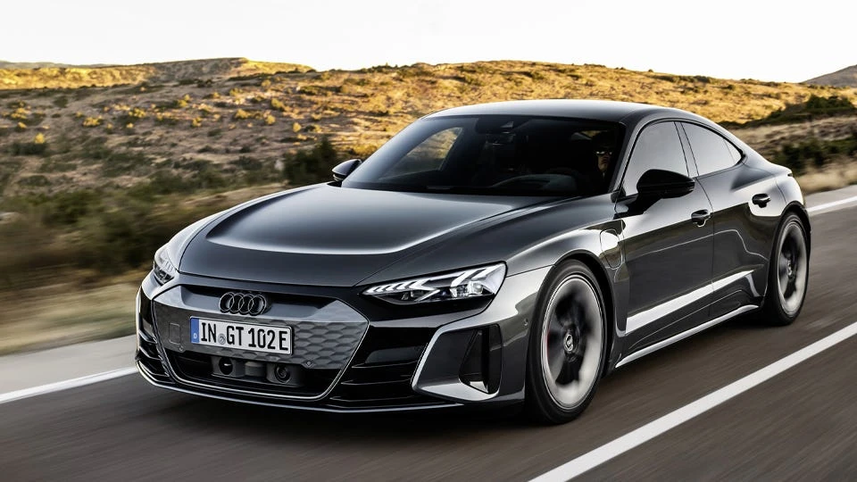 Audi e-tron GT 2022 có hai động cơ điện và hai-tốc độ hộp số tự động. Ảnh: Motorbiscuit.