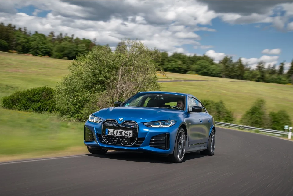 BMW i4 2022 tự hào có phạm vi lái xe lên đến 300 dặm (480 km). Ảnh: Motorbiscuit.