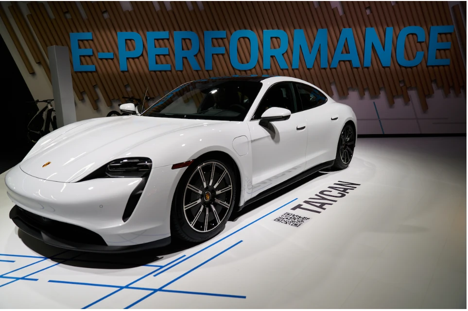 Porsche Taycan 2023 có giá từ 86.700 USD đến 190.000 USD. Ảnh: Motorbiscuit.