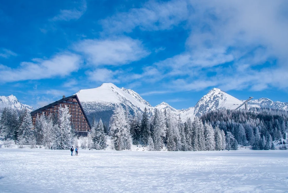 Reykjavik, Iceland vào mùa đông được bao phủ bởi tuyết trắng xóa. Ảnh: Thetravel.