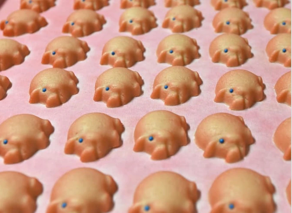 Bánh hạnh nhân tươi được làm theo hình những chú heo con. Ảnh: PATRIK STOLLARZ/AFP/Getty.