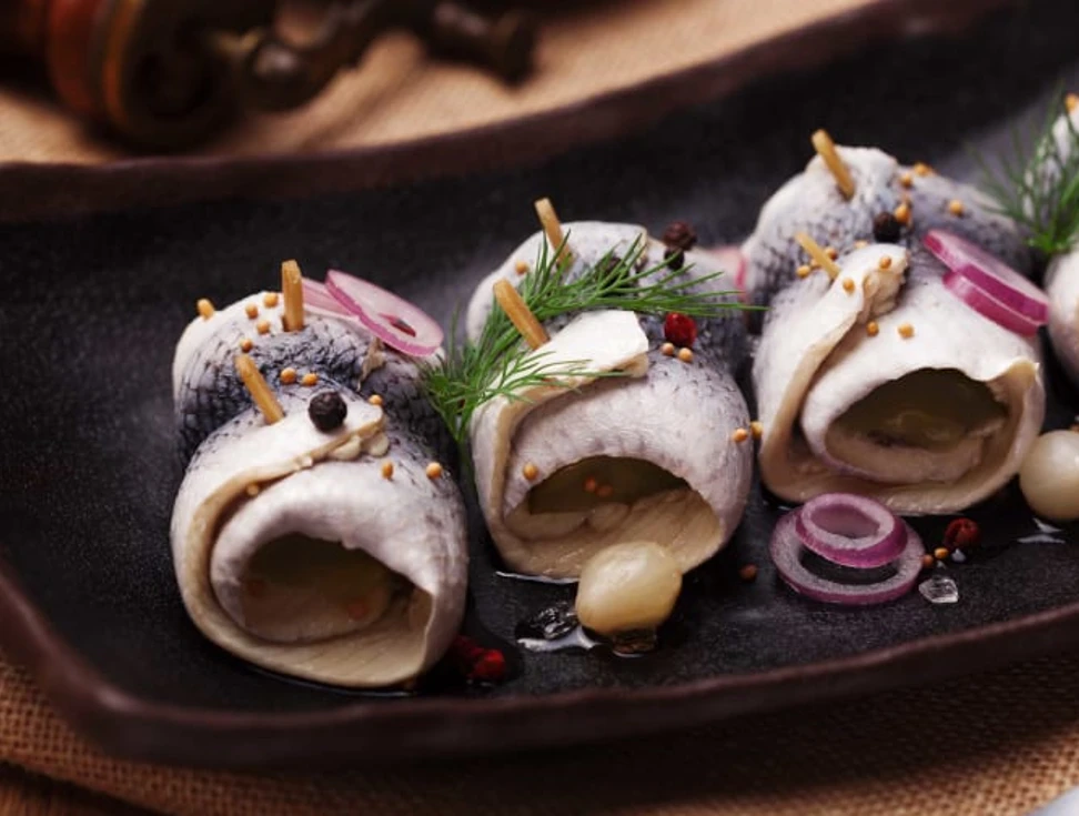 Cá trích cuộn giấm, ăn kèm hành tây và đồ chua. Ảnh: Shutterstock.