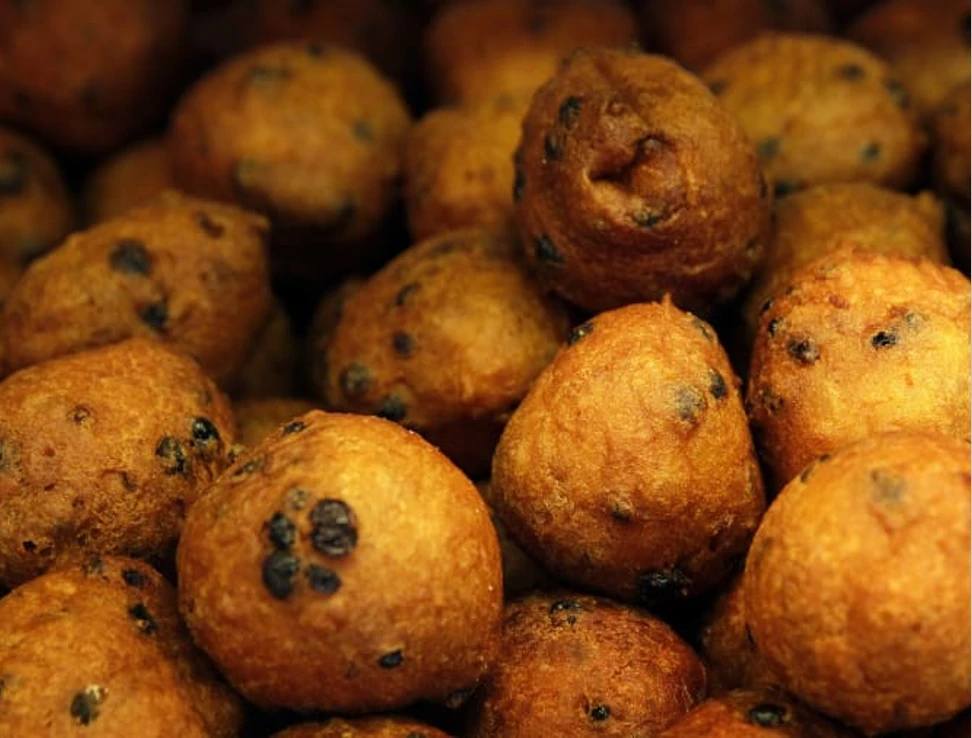 Oliebol giống như bánh rán, là món truyền thống ở Hà Lan trong lễ đón năm mới. Ảnh: BAS CZERWINSKI/AFP/Getty.