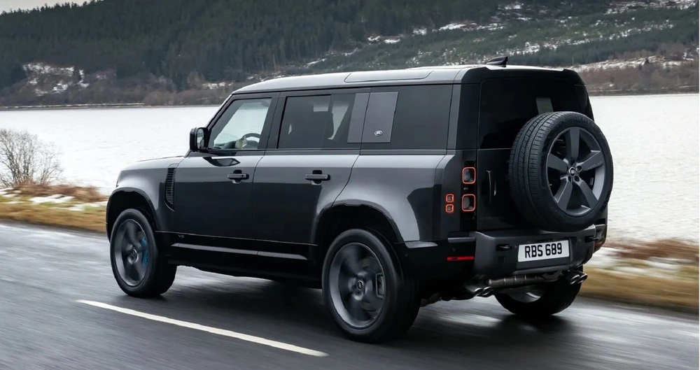 Land Rover Defender là chiếc xe được thiết kế lại. Ảnh: Hotcars.