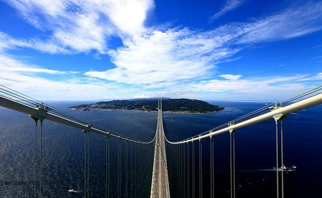 Cầu Akashi-Kaikyo, Nhật Bản có hai tầng. Ảnh: Thetravel.