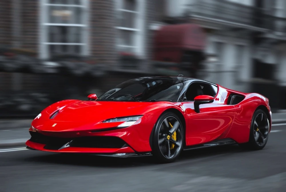 Ferrari SF90 Stradale là một trong những chiếc xe hybrid mạnh mẽ nhất mà bạn có thể mua. Ảnh: Motorbiscuit.