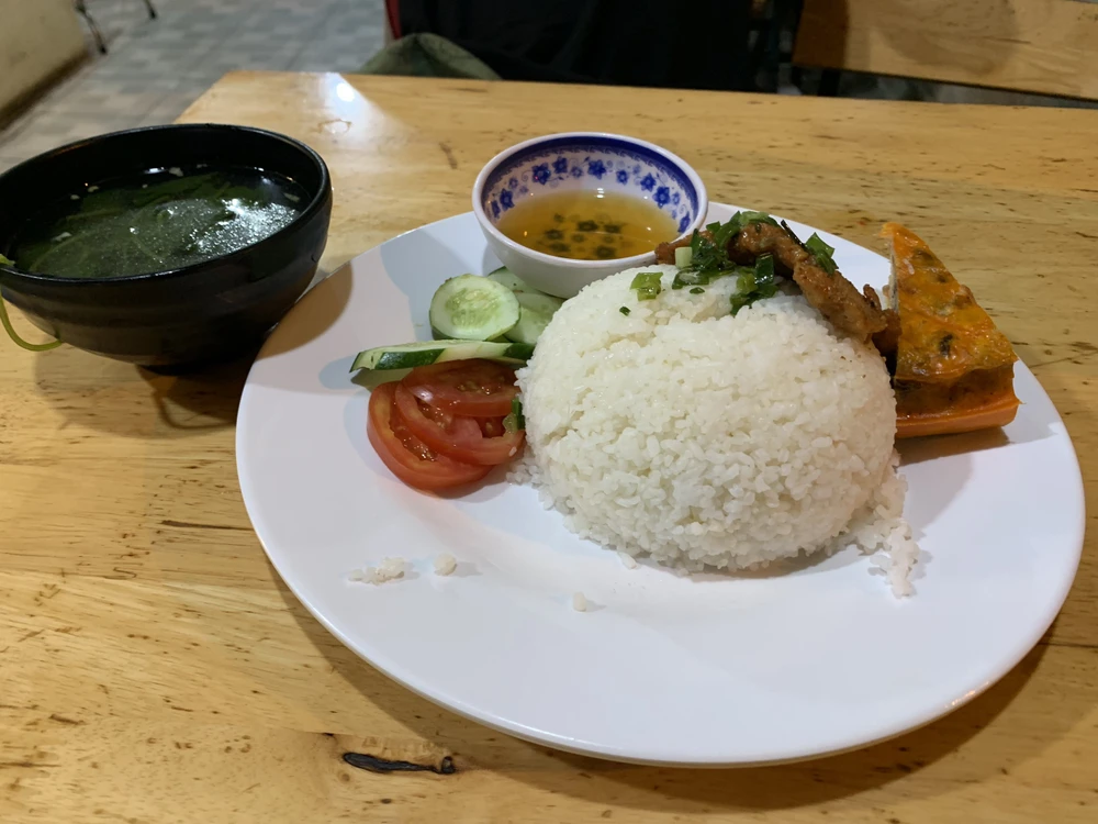 Cơm tấm là một trong món ăn được nhiều khách du lịch yêu thích khi tới TP.HCM. Ảnh: PHƯƠNG LÊ.