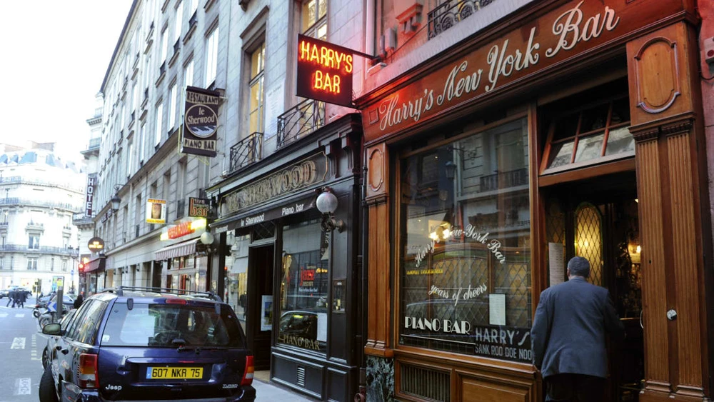 Bloody Mary là món ăn giải rượu phổ biến ở các quán bar ở Paris. Ảnh: CNN Travel.
