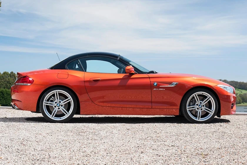 BMW Z4 2016 có kiểu dáng đẹp mắt với giá dưới 30.000 USD. Ảnh: Carbuzz.