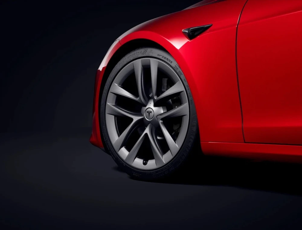Model S Long Range cung cấp phạm vi 405 dặm (648 km) trên một lần sạc đầy. Ảnh: Motorbiscuit.