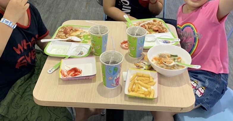 Không nên uống quá nhiều nước chứa nhiều ga vì chúng có nhiều đường dễ gây ra các bệnh nguy hiểm. Ảnh: PHƯƠNG LÊ.