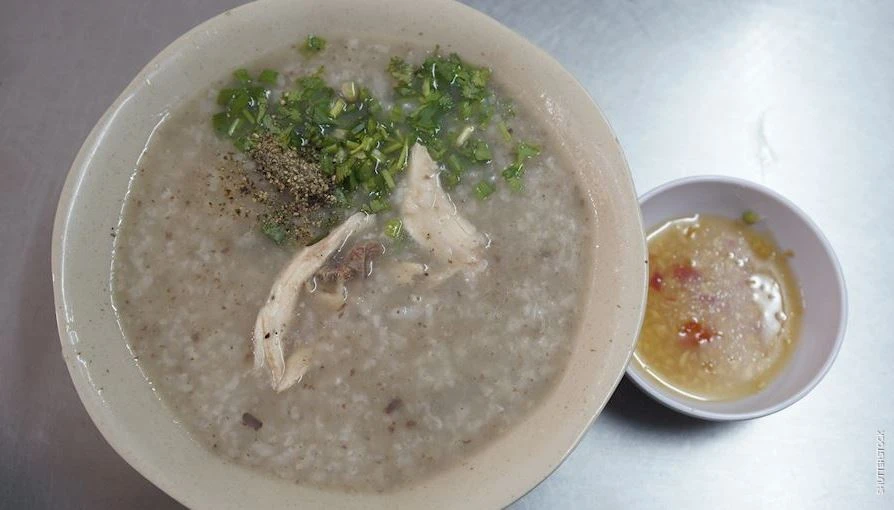 Cháo thịt gà chế biến đơn giản, thơm ngon và bổ dưỡng. Ảnh: Tasteatlas.