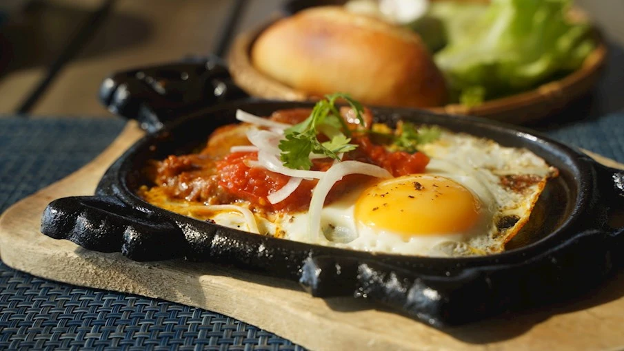 Bò né cũng là một trong những món rất hấp dẫn ở Việt Nam. Ảnh: Tasteatlas.