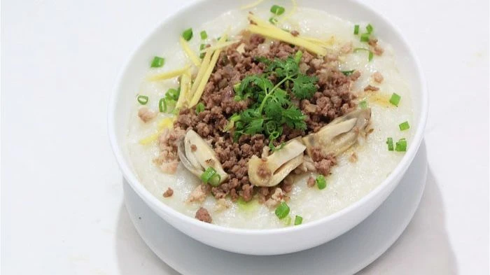 Du khách nên thưởng thức cháo bò khi còn nóng để tận hưởng và cảm nhận hết hương vị của cháo. Ảnh: Tasteatlas.