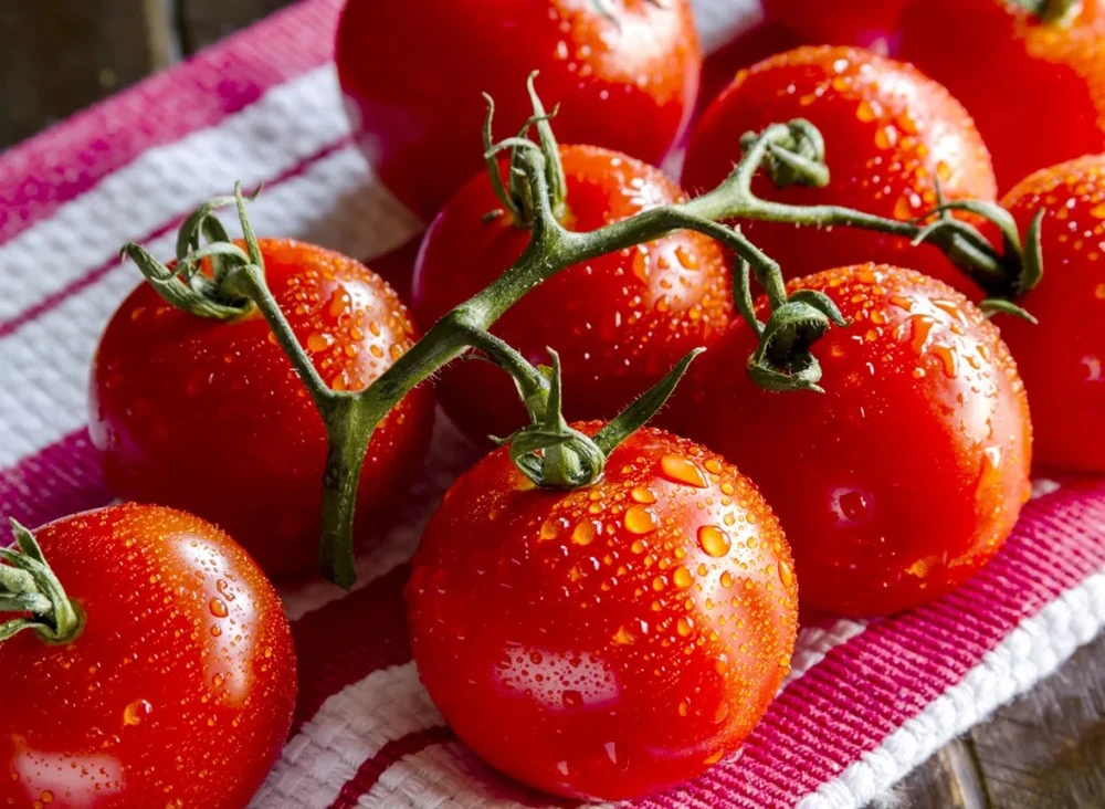 Cà chua chứa lycopene, một chất chống oxy hóa chống viêm. Ảnh: Eatthis.