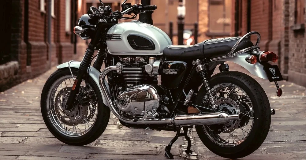 Triumph Bonneville T120 2017 có giá 8.555 USD. Ảnh: Hotcars.