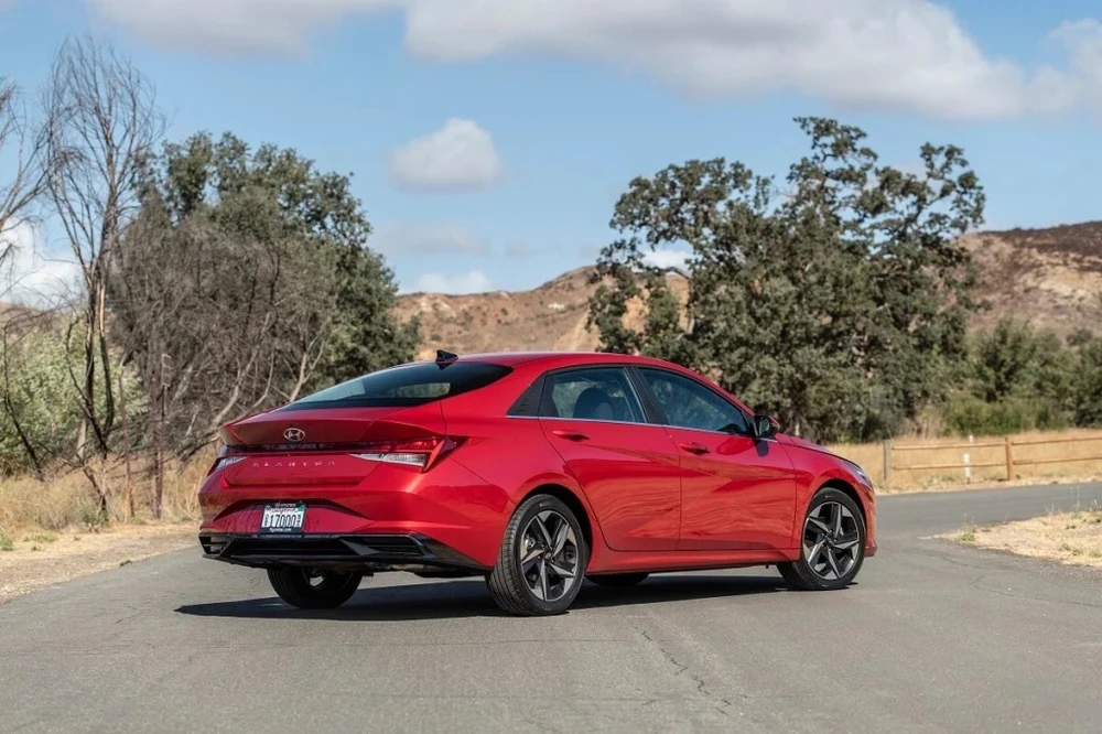 Hyundai Elantra 2023 có giá bắt đầu từ 21.765 USD. Ảnh: Motorbiscuit.