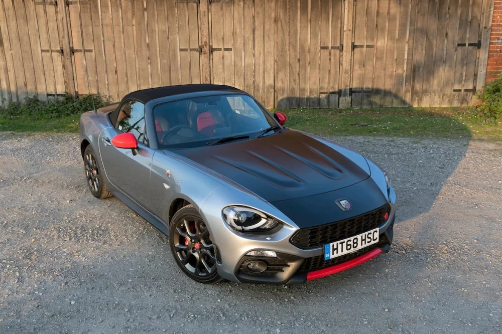 Fiat 124 Spider 2017 có giá 18.970 USD. Ảnh: Motorbiscuit.