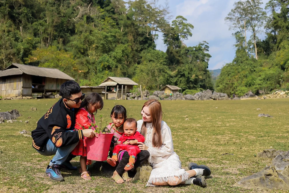 Du khách vui chơi cùng các em nhỏ của bản làng. Ảnh: BẢO NGÂN.