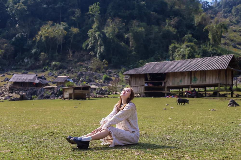 Du khách thoải mái thư giãn và hít không khí trong lành tại bản làng nguyên thủy. Ảnh: BẢO NGÂN.