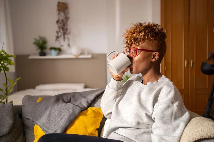 Uống 3 tách cà phê mỗi ngày có thể giúp duy trì huyết áp thấp. Ảnh: Health.