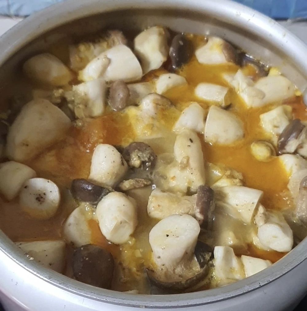 Khi chúng ta hâm nóng lại trong lò vi sóng chất dinh dưỡng trong nấm cũng sẽ biến thành chất độc có hại cho con người. Ảnh: PHƯƠNG LÊ.