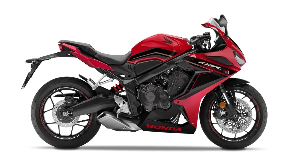 CBR650R 2023 được phối màu Grand Prix Red và có giá 9.899 USD. Ảnh: Hotcars.