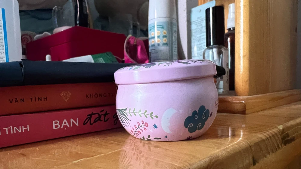 Sử dụng nến thơm có thể gây hại cho sức khỏe như nhức đầu, các vấn đề về hô hấp và hen suyễn. Ảnh: PHƯƠNG LÊ.