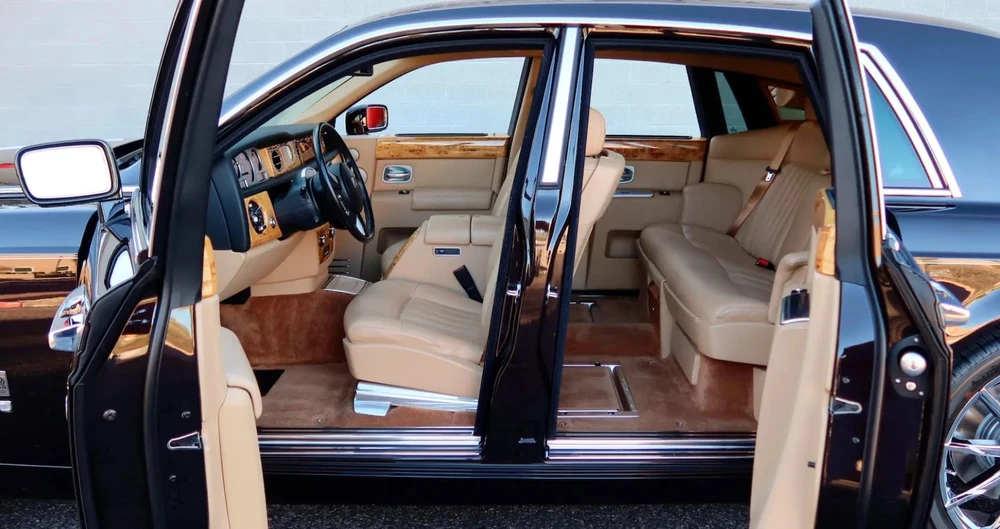 Phantom có nội thất đều sang trọng bậc nhất. Ảnh: Hotcars.