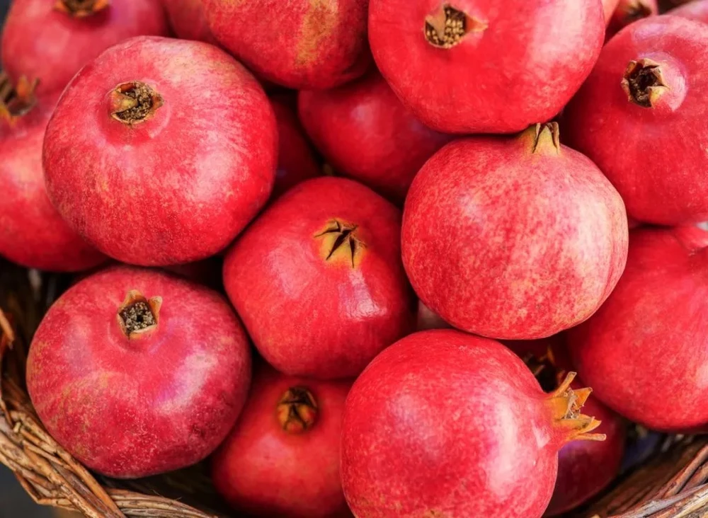 Uống nước ép lựu có thể cải thiện sức khỏe tim mạch. Ảnh: iStock.